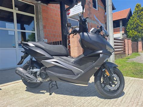 Photo d'un scooter Longjia i-Cruze avec un kit déco installé, montrant la durabilité et la résistance