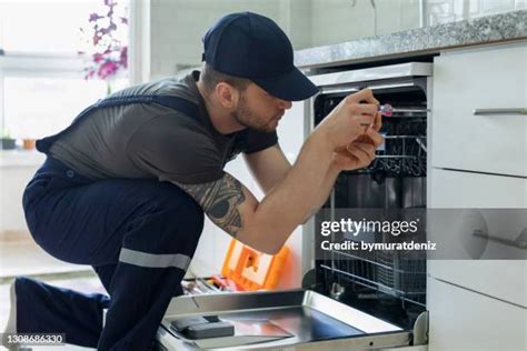 Technicien réparant un lave-vaisselle