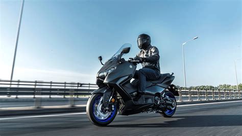 Yamaha Tmax en action dans un environnement urbain