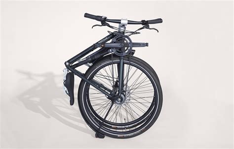 Photo d'un vélo évolutif plié, montrant sa compacité