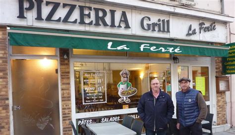 Photo de Gilles Bidalot devant sa pizzeria 