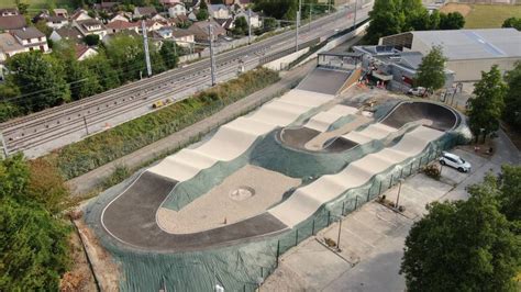 Illustration des différents types d'obstacles sur une piste de BMX Race