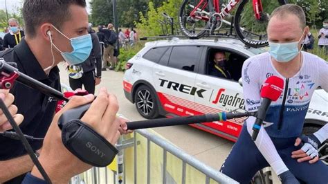 Photo de Louis-Pierre Frileux en zone d'interview sur le Tour de France