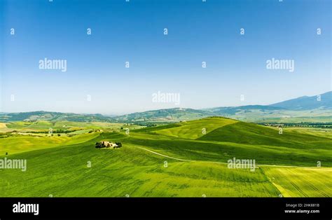 vue panoramique des collines ondulantes et des champs agricoles du Lot-et-Garonne