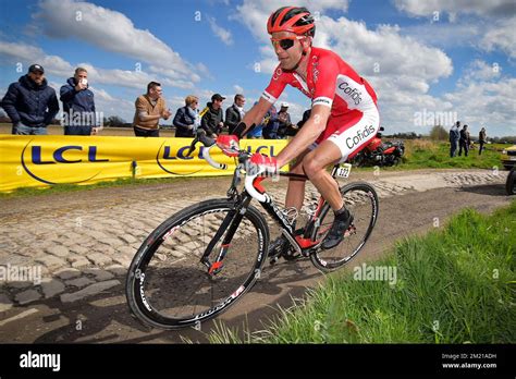 Cycliste professionnel en action lors d'une course