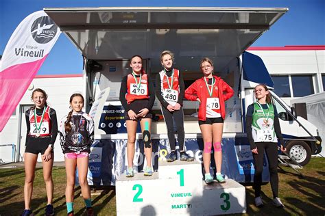 Podium des minimes filles et garçons avec leurs récompenses
