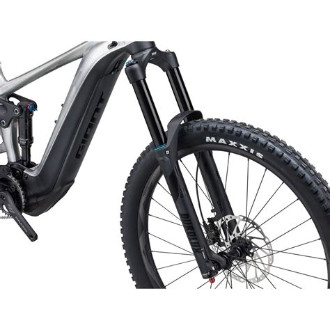 Illustration du VTT électrique Giant Vall E+ 3 en action sur un sentier forestier.