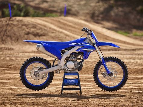 Schéma du cadre aluminium de la Yamaha YZ250F avec indication des modifications de la colonne de direction et des rails de réservoir.
