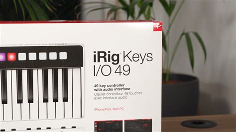 Image de l'IK Multimedia iRig Keys connecté à un ordinateur portable dans un environnement extérieur.