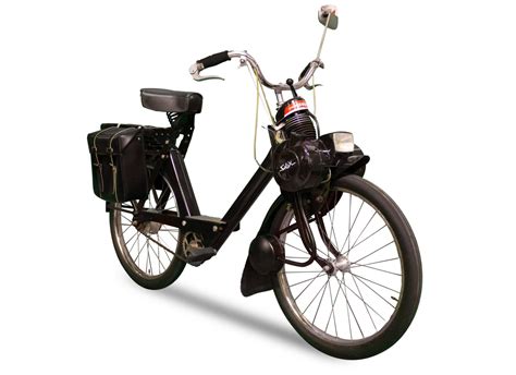Un Solex 3800 restauré et électrifié, mettant en avant son design vintage et l'intégration discrète des composants électriques.