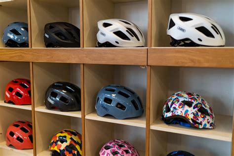 Gamme de casques de vélo pour adultes et enfants.