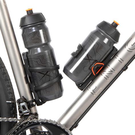 Ensemble bidon et porte-bidon monté sur un cadre de vélo.