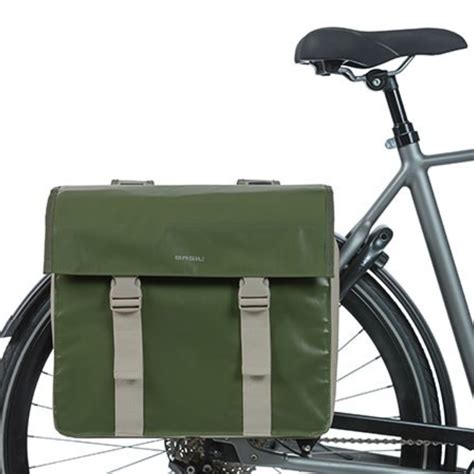 Variété de sacoches et paniers de vélo pour différents usages.