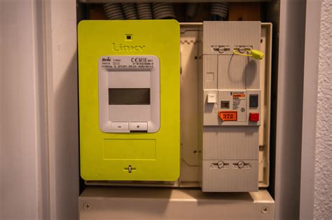 Vue arrière du bloc compteur, montrant le cache blanc et les connexions.