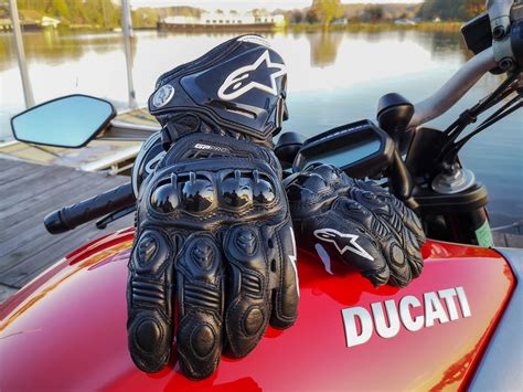 Schéma de conception des gants Alpinestars GP Pro R3 avec mise en évidence des zones de protection et des matériaux utilisés.