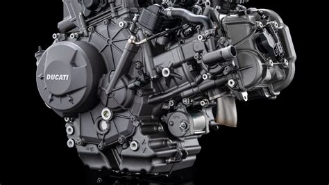 Photo d'une Ducati 848 avec des défauts esthétiques et mécaniques évidents