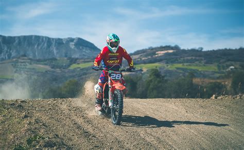 Photo d'un pilote de motocross portant une armure corporelle Alpinestars, montrant la flexibilité et la protection