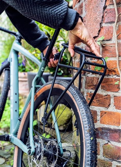 Infographie montrant les différents points de fixation d'un porte-bagage sur un vélo (avant, arrière, tige de selle, œillets).