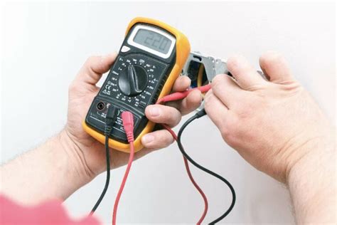 Multimètre en train de mesurer la résistance d'un composant électronique