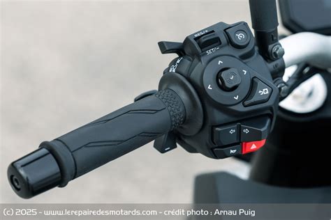 Vue rapprochée d'un commodo de guidon de moto avec le bouton coupe-circuit