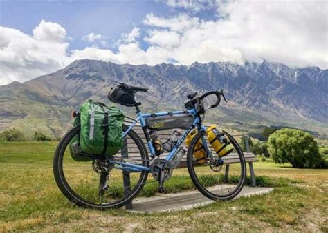 Photomontage des différents types de cyclotourisme : route, montagne, longue distance