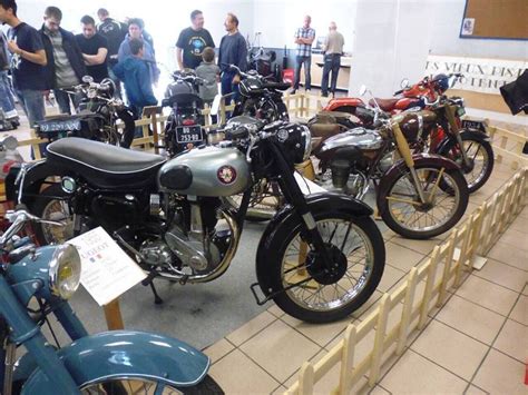 Une sélection variée de motos anciennes exposées lors d'un événement du club