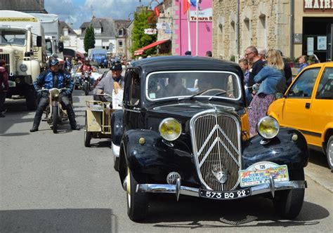 Véhicules anciens défilant dans les rues de Quimper lors du Tour de Bretagne
