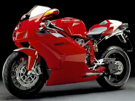 Photographie d'une Ducati 749R de course avec des éléments graphiques évoquant le championnat Superbike.