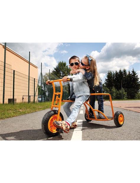 Photographie d'enfants s'amusant avec le tricycle Blizzard lors d'un événement festif