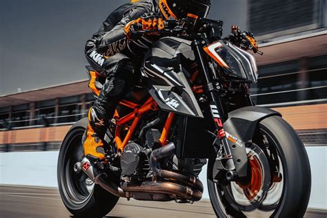 Schéma détaillé du moteur V-twin de la KTM 1290 Super Duke R, mettant en évidence les améliorations apportées aux injecteurs, soupapes et admission.