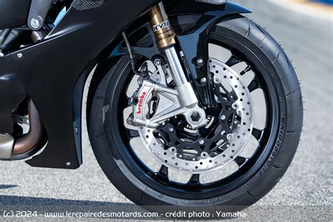 Gros plan sur les étriers Brembo Stylema et les disques de frein avant de la KTM 1290 Super Duke R.