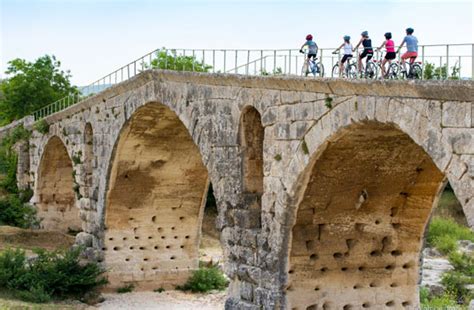 Vue sur le Pont Julien le long de la Véloroute du Calavon