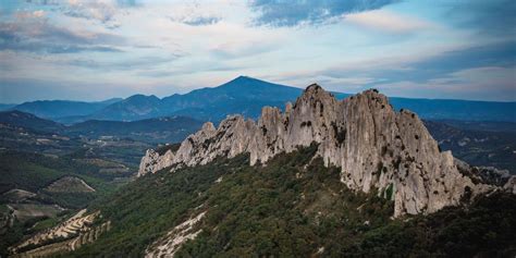 Vue panoramique des Dentelles de Montmirail depuis un itinéraire cyclable