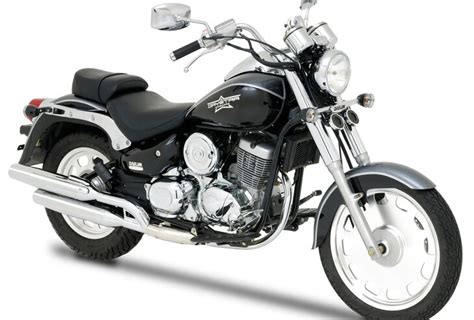 Profil de la moto Daelim Daystar avec ses chromes et sa double sortie d'échappement