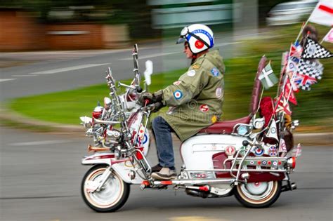 Scooters Vespa et Lambretta customisés dans un style Mod