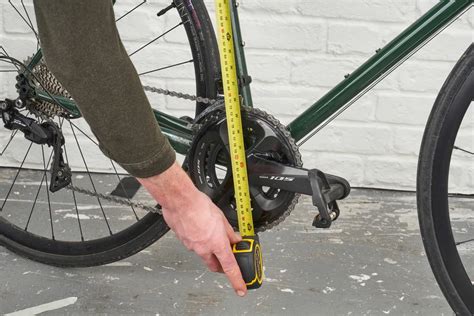 Illustration montrant comment régler la hauteur de la selle d'un vélo par rapport au bassin du cycliste