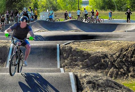 Photo d'un groupe de jeunes pratiquant le BMX sur une piste aménagée