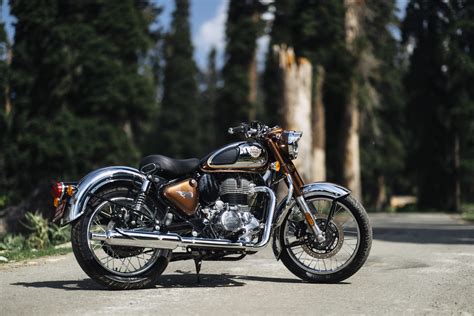 Illustration stylisée de différentes motos Royal Enfield, mettant en avant leur design classique et leur diversité.