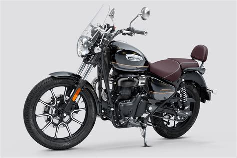 Photo d'une Royal Enfield Meteor 350 ou Classic 350 dans un environnement urbain.