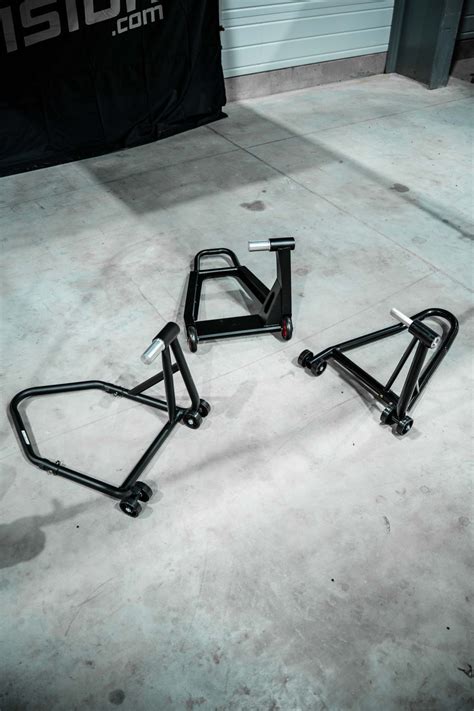 Photo d'une moto sur une béquille monobras ConStands, mettant en avant la stabilité.
