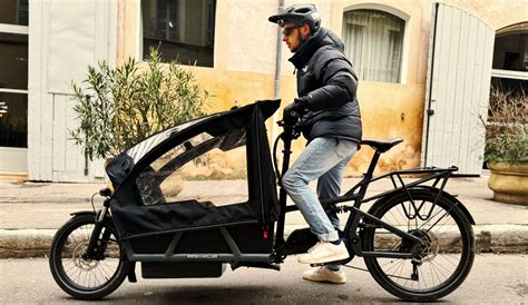 Photo d'un vélo cargo électrique équipé du moteur Bosch Cargo Line, transportant des courses ou des enfants.
