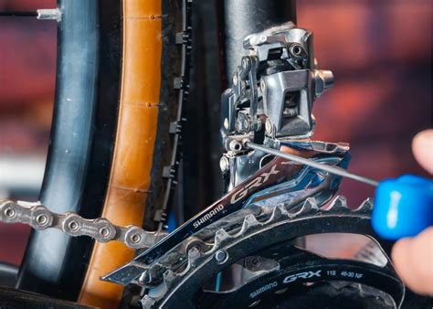Schéma explicatif du réglage de la tension du câble de dérailleur avant sur un vélo