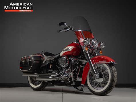 Comparaison visuelle entre une Harley-Davidson Hydra Glide des années 1950 et un modèle Heritage Softail moderne