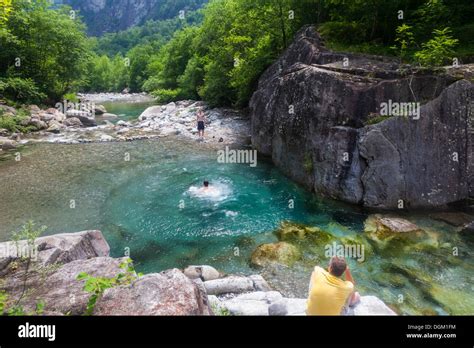 Vue panoramique de la vallée de Maggia avec une piste cyclable serpentant à travers le paysage verdoyant