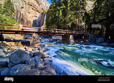 Photo d'un ancien pont de pierre pittoresque traversant une rivière dans la vallée de Maggia