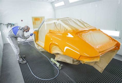 Schéma de l'application de peinture en aérosol sur une pièce de carrosserie