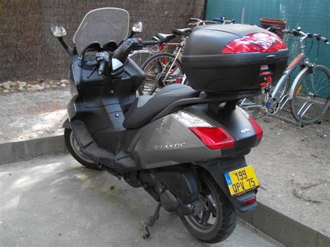 Photo d'un Aprilia Atlantic 125 avec un feu arrière moderne et discret