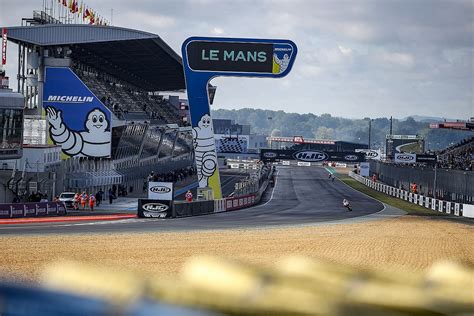 Photo de grid girls et umbrella girls présentes sur le circuit du Mans