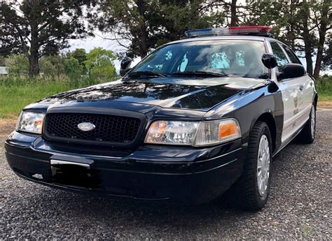 Comparaison visuelle entre une Ford Crown Victoria Police Interceptor et un Ford Explorer Police Interceptor Utility