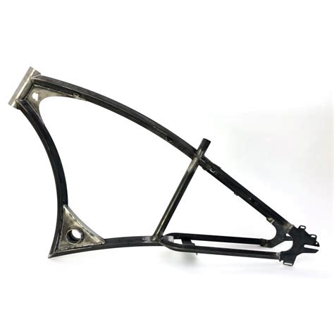 Cadre du vélo chopper en cours d'assemblage